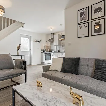 Elegant 2-bed With Tranquil Garden Area Apartment