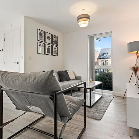 Elegant 2-bed With Tranquil Garden Area