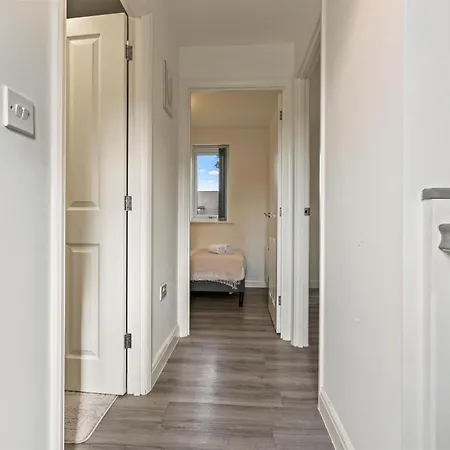 Apartment Elegant 2-bed With Tranquil Garden Area