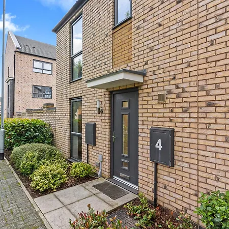 Elegant 2-bed With Tranquil Garden Area *