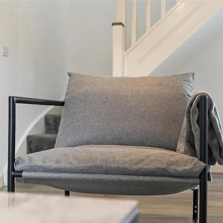 Elegant 2-bed With Tranquil Garden Area Apartment
