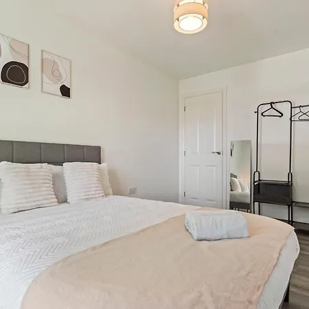 Elegant 2-bed With Tranquil Garden Area Apartment *