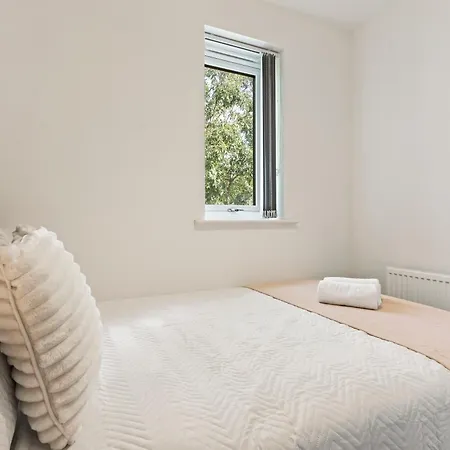 Apartment Elegant 2-bed With Tranquil Garden Area *