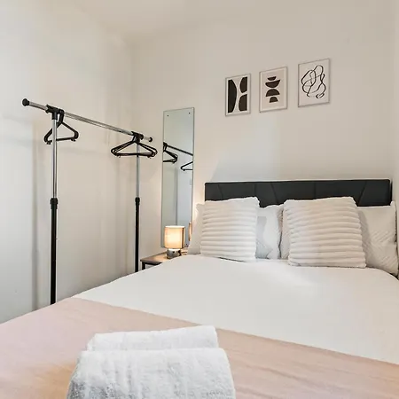 Elegant 2-bed With Tranquil Garden Area Apartment Birmingham