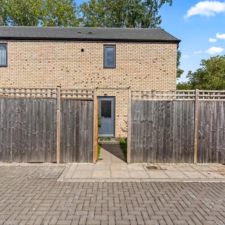 Elegant 2-bed With Tranquil Garden Area *