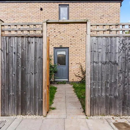 Elegant 2-bed With Tranquil Garden Area Apartment