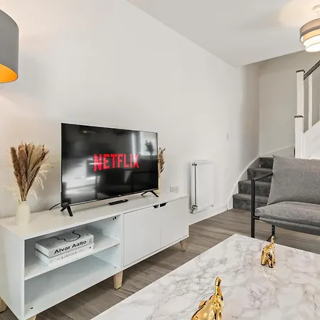 Apartment Elegant 2-bed With Tranquil Garden Area