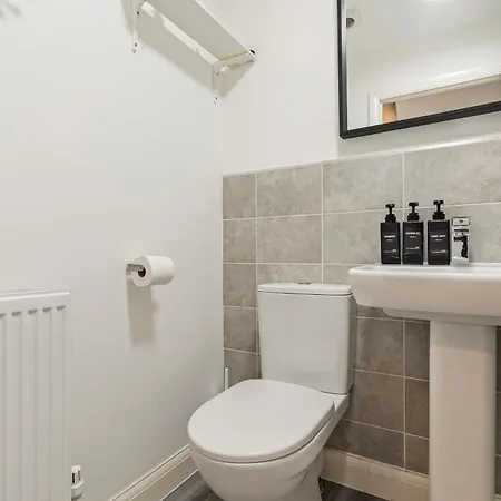 Elegant 2-bed With Tranquil Garden Area Apartment *