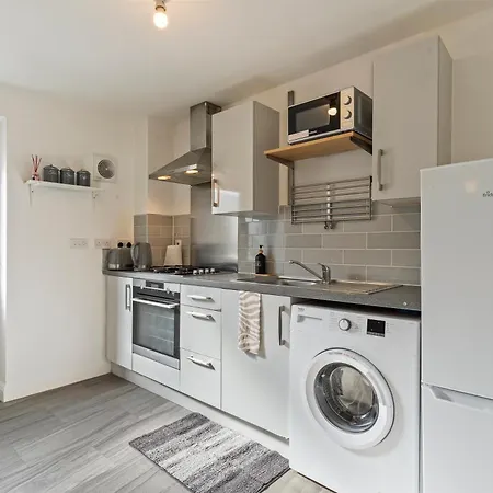 Apartment Elegant 2-bed With Tranquil Garden Area